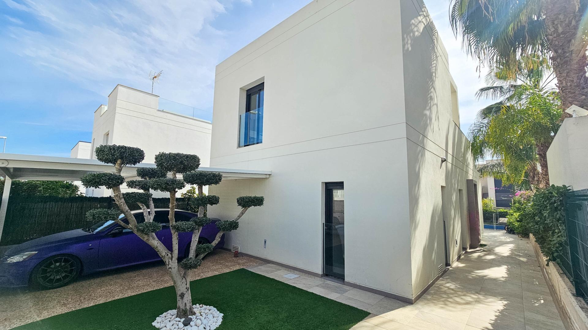 For sale - 3 Bedroom 2 Bathroom Villa in Rojales - Cuidad Quesada  - Alicante