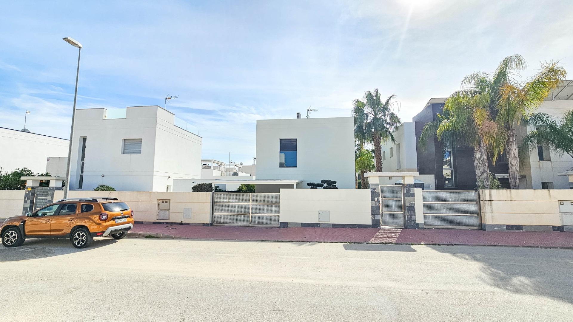 For sale - 3 Bedroom 2 Bathroom Villa in Rojales - Cuidad Quesada  - Alicante