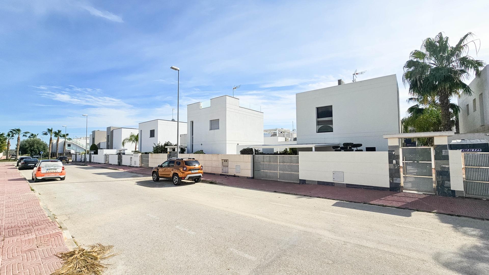 For sale - 3 Bedroom 2 Bathroom Villa in Rojales - Cuidad Quesada  - Alicante