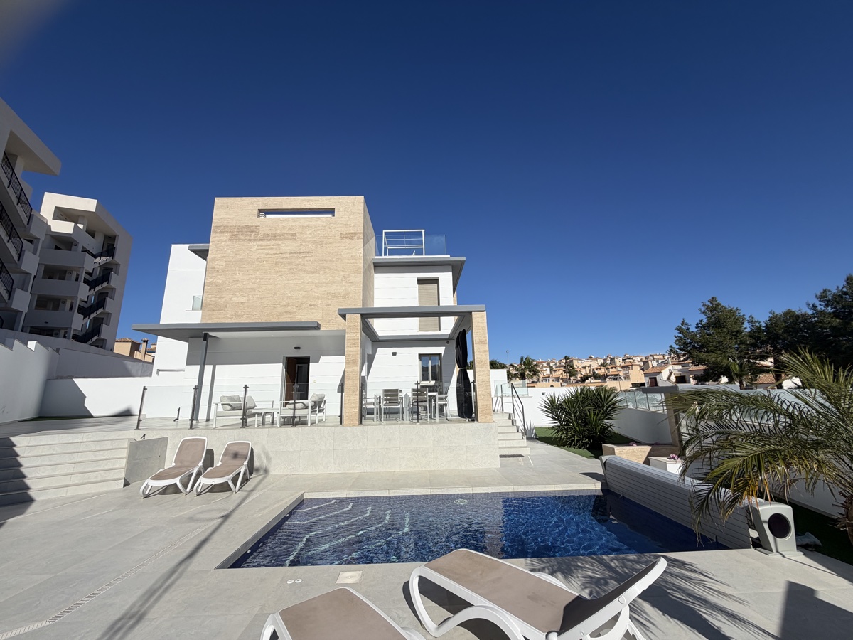 For sale - 4 Bedroom 3 Bathroom Villa in Villamartin - , Villamartin, Alicante, Spain - Alicante