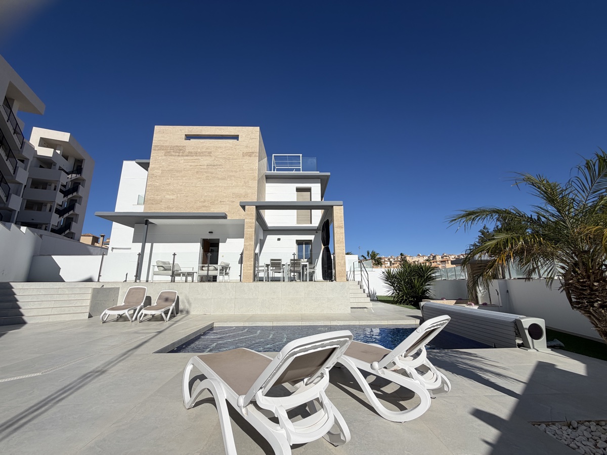 For sale - 4 Bedroom 3 Bathroom Villa in Villamartin - , Villamartin, Alicante, Spain - Alicante