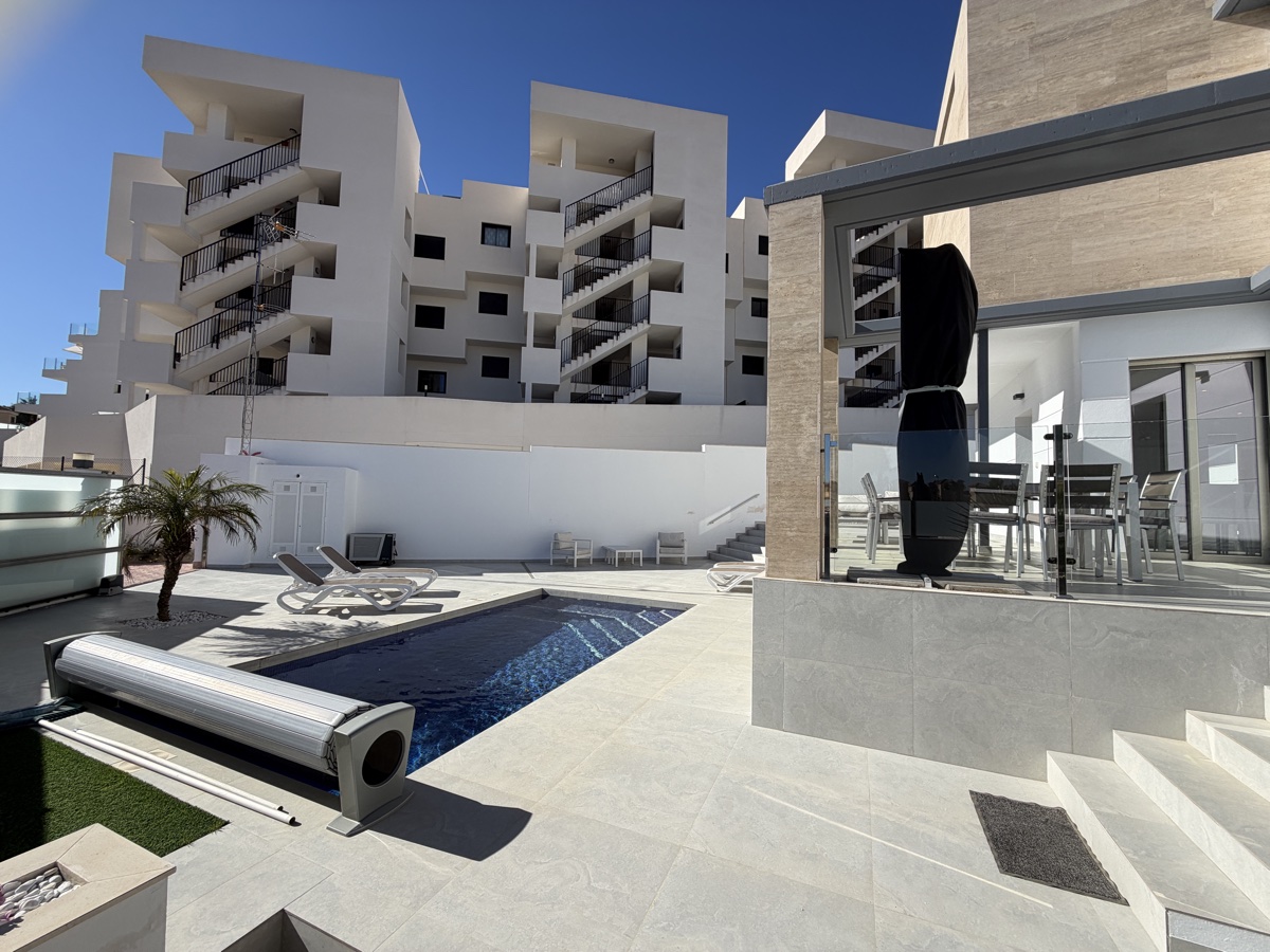 For sale - 4 Bedroom 3 Bathroom Villa in Villamartin - , Villamartin, Alicante, Spain - Alicante