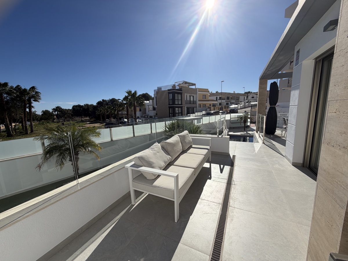 For sale - 4 Bedroom 3 Bathroom Villa in Villamartin - , Villamartin, Alicante, Spain - Alicante