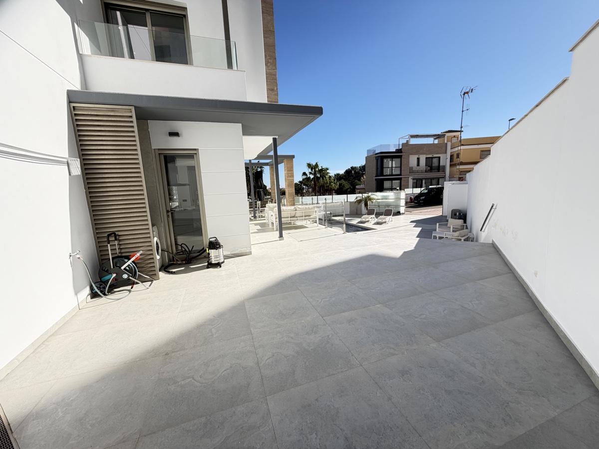 For sale - 4 Bedroom 3 Bathroom Villa in Villamartin - , Villamartin, Alicante, Spain - Alicante