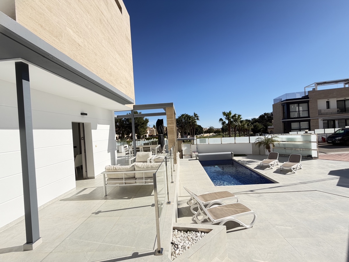 For sale - 4 Bedroom 3 Bathroom Villa in Villamartin - , Villamartin, Alicante, Spain - Alicante