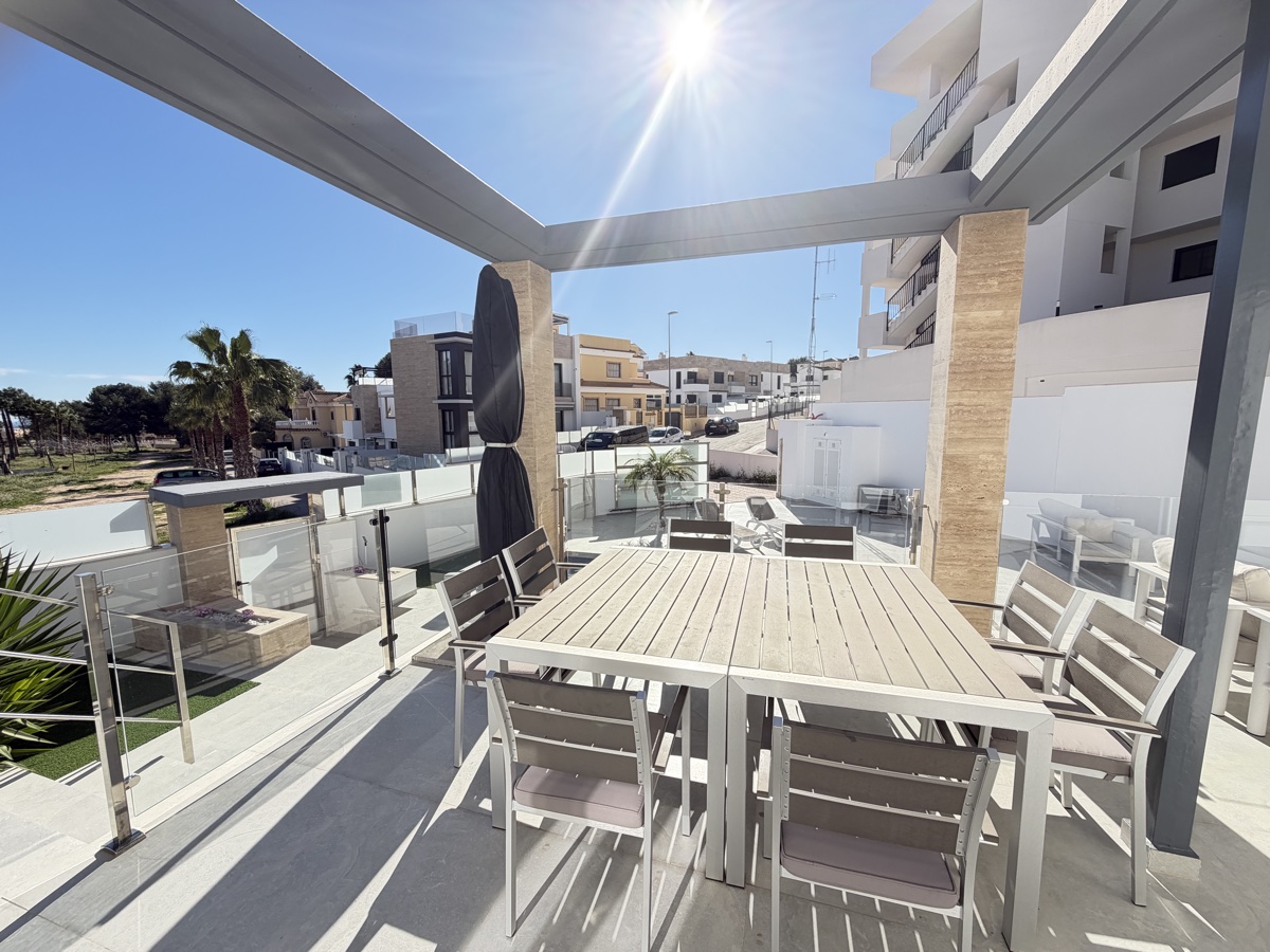 For sale - 4 Bedroom 3 Bathroom Villa in Villamartin - , Villamartin, Alicante, Spain - Alicante