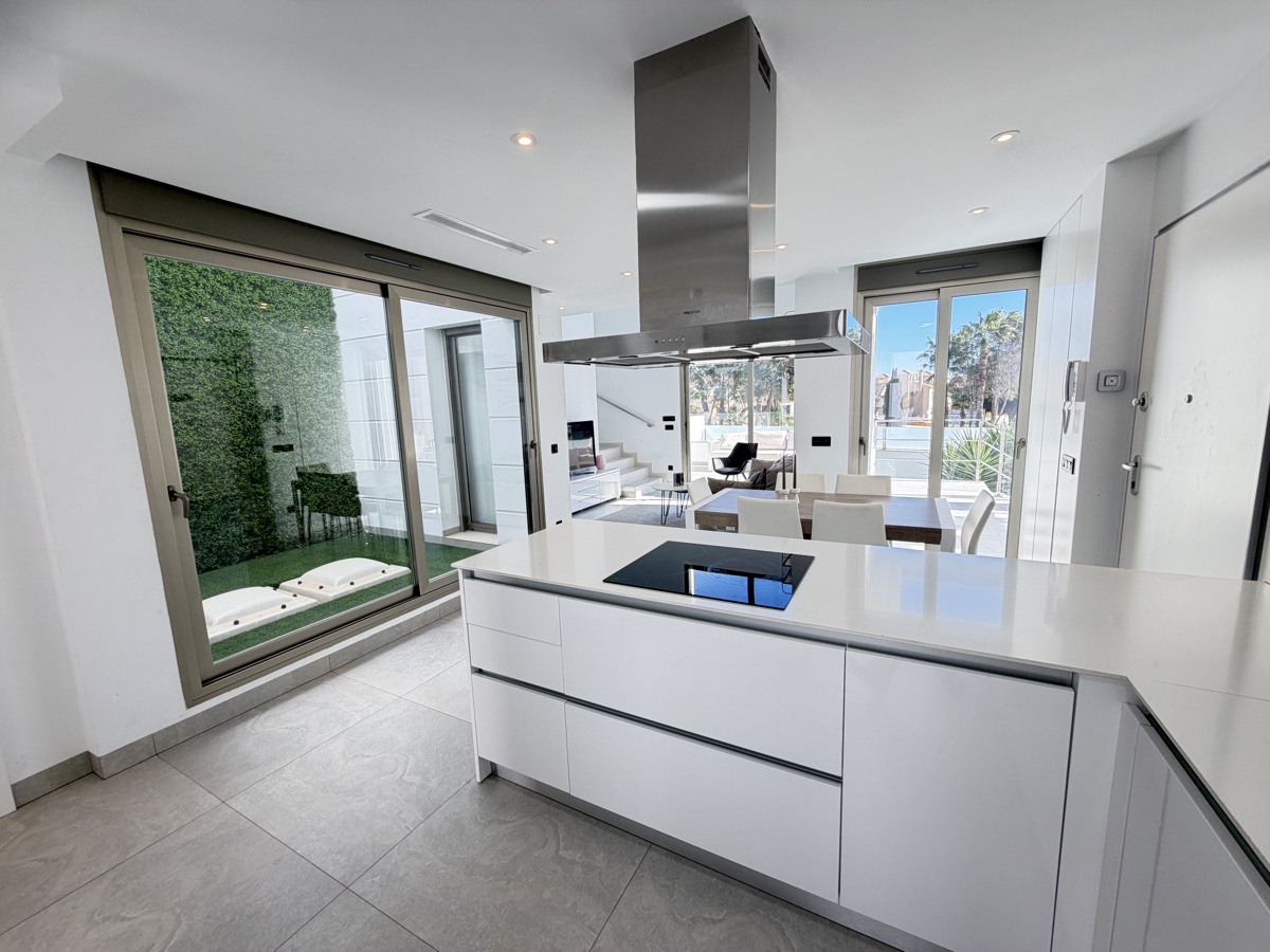 For sale - 4 Bedroom 3 Bathroom Villa in Villamartin - , Villamartin, Alicante, Spain - Alicante