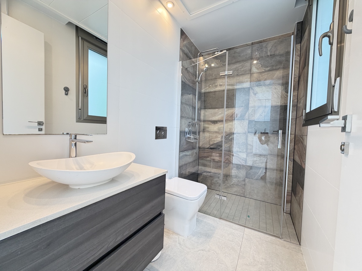 For sale - 4 Bedroom 3 Bathroom Villa in Villamartin - , Villamartin, Alicante, Spain - Alicante