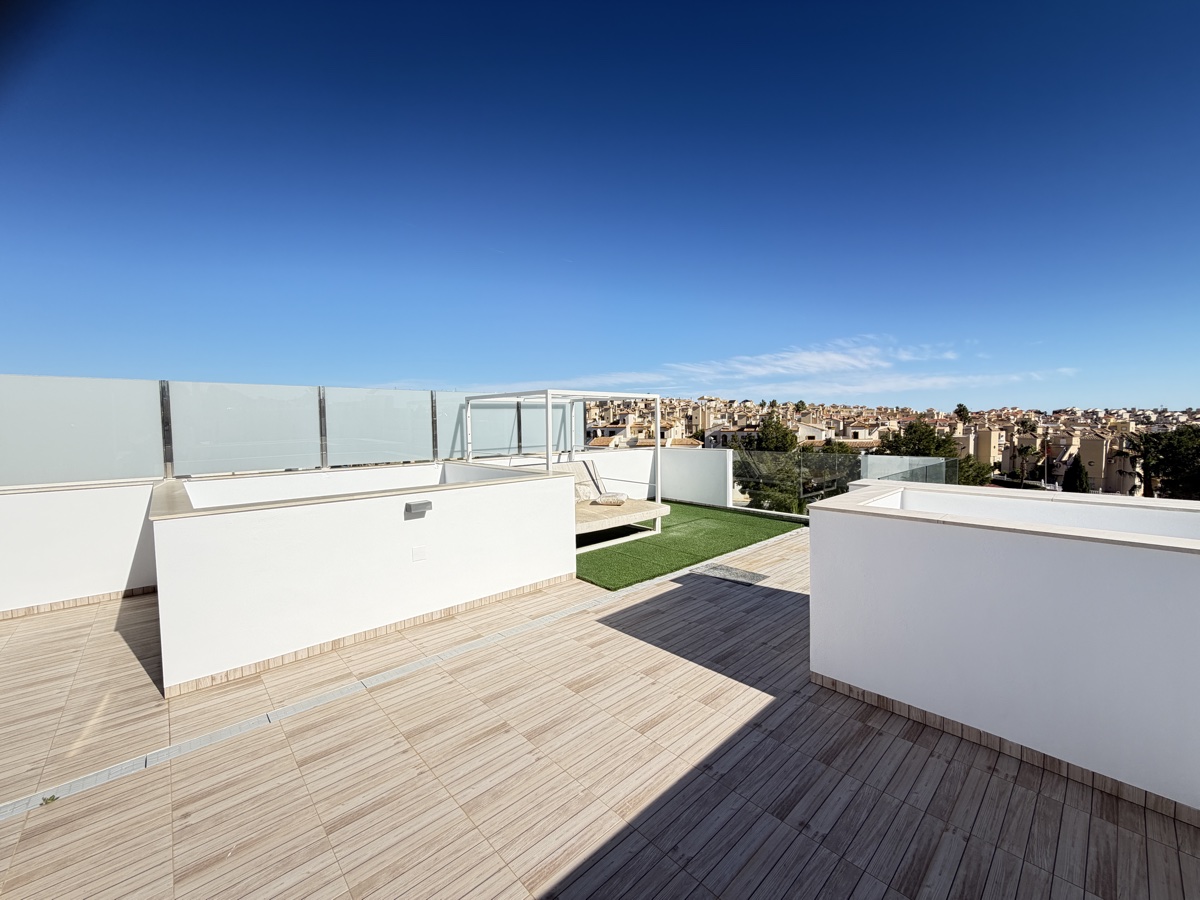 For sale - 4 Bedroom 3 Bathroom Villa in Villamartin - , Villamartin, Alicante, Spain - Alicante