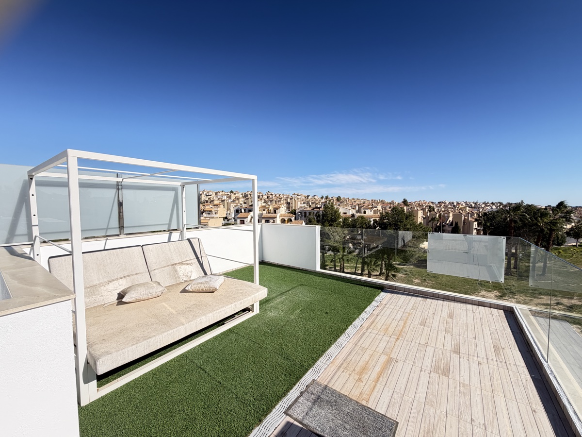 For sale - 4 Bedroom 3 Bathroom Villa in Villamartin - , Villamartin, Alicante, Spain - Alicante