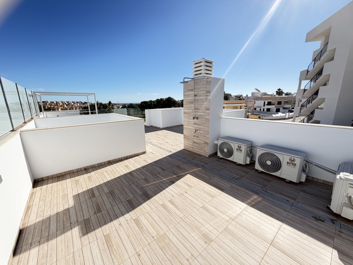 For sale - 4 Bedroom 3 Bathroom Villa in Villamartin - , Villamartin, Alicante, Spain - Alicante