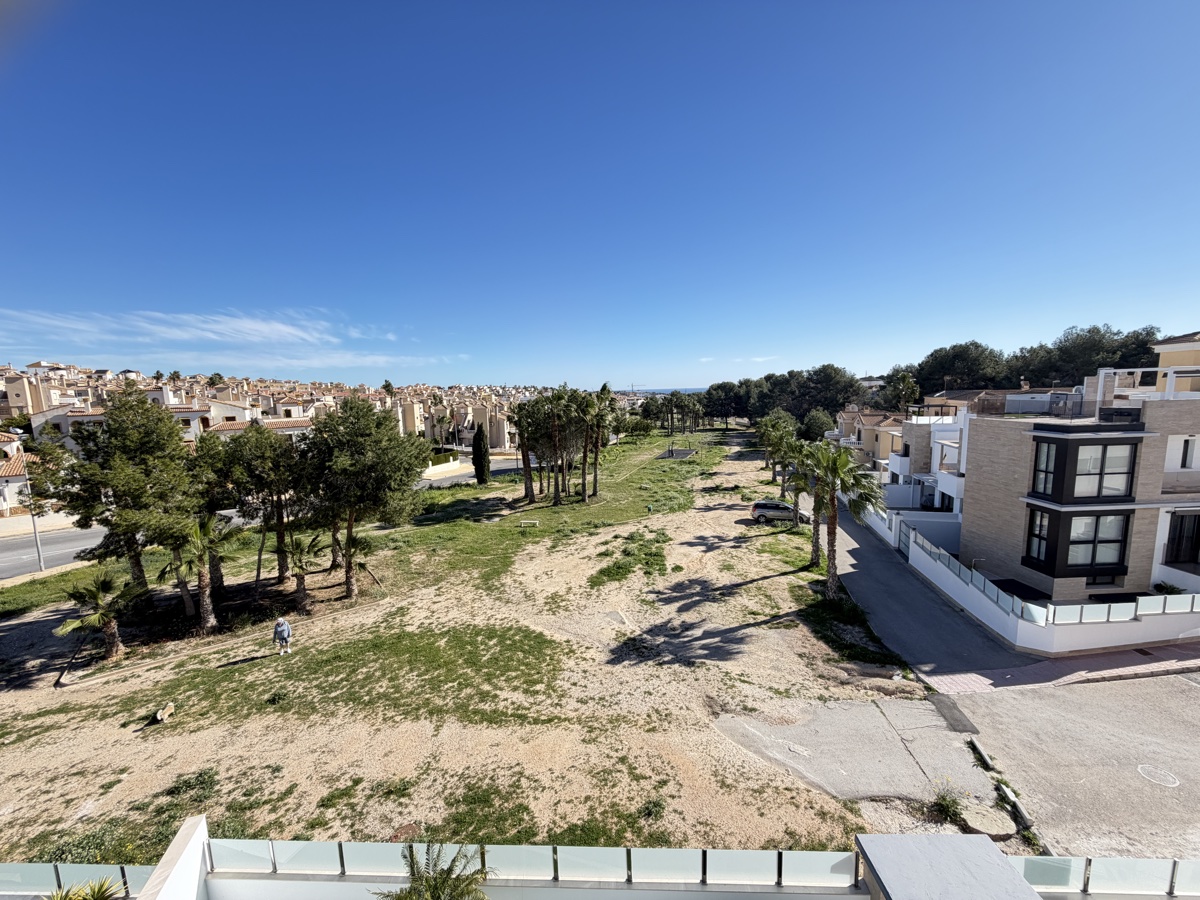 For sale - 4 Bedroom 3 Bathroom Villa in Villamartin - , Villamartin, Alicante, Spain - Alicante