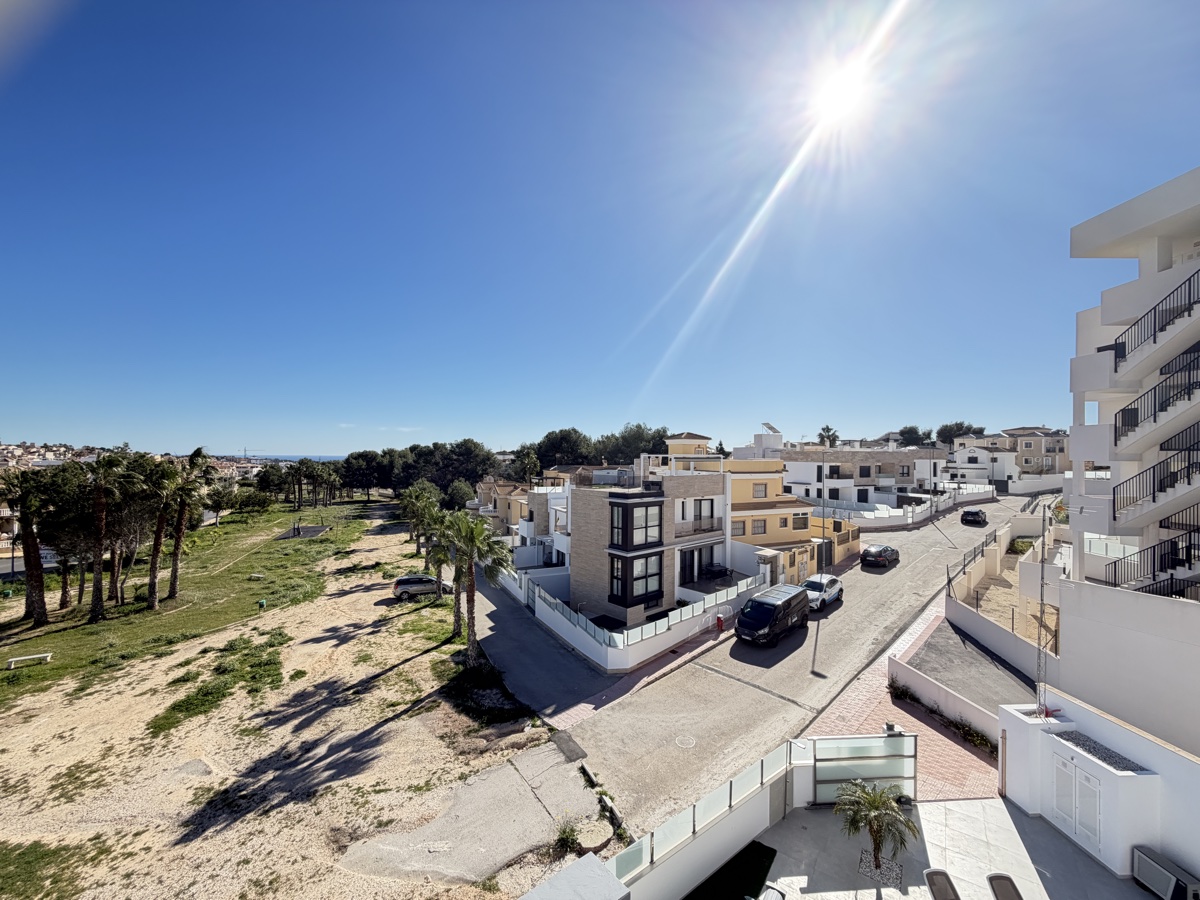 For sale - 4 Bedroom 3 Bathroom Villa in Villamartin - , Villamartin, Alicante, Spain - Alicante