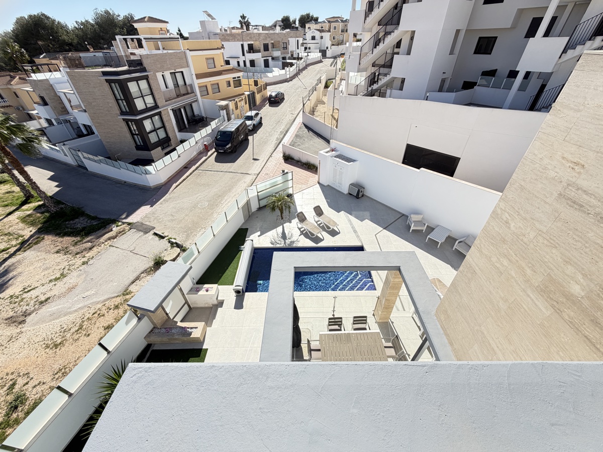 For sale - 4 Bedroom 3 Bathroom Villa in Villamartin - , Villamartin, Alicante, Spain - Alicante