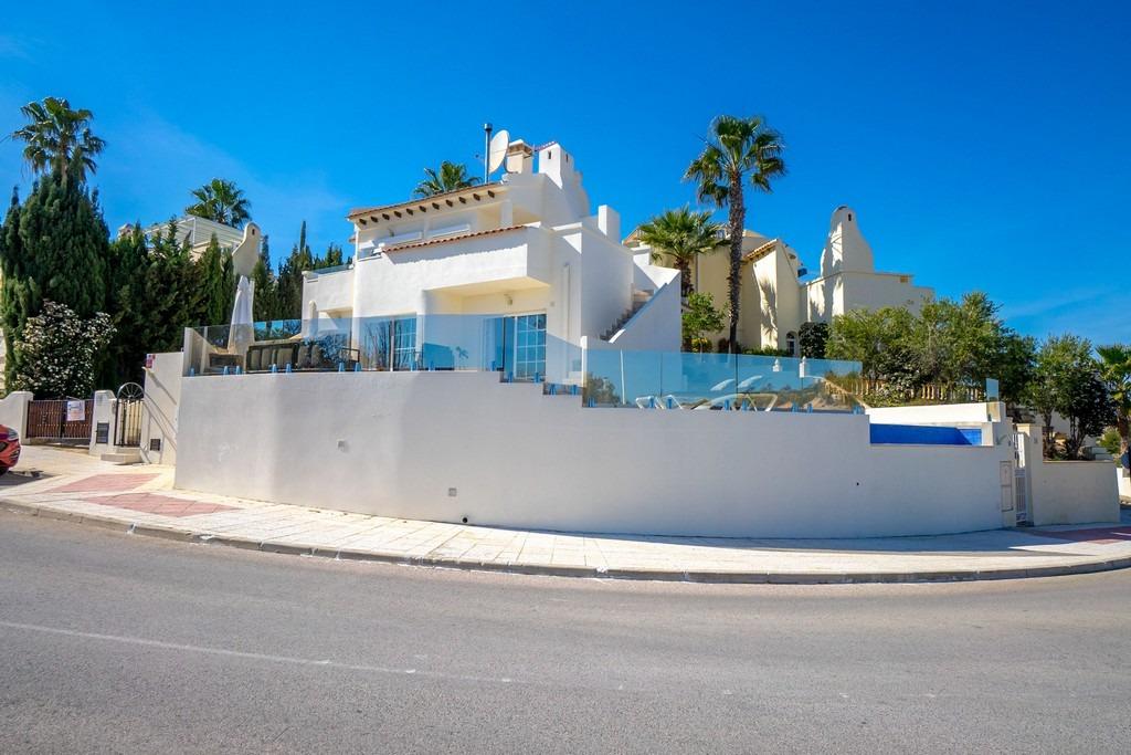For sale - 4 Bedroom 3 Bathroom Villa in Villamartin - Las Ramblas  - Alicante