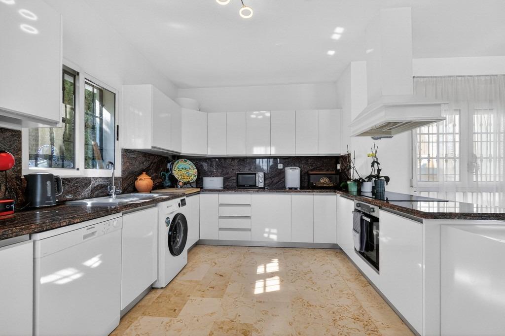 For sale - 4 Bedroom 3 Bathroom Villa in Villamartin - Las Ramblas  - Alicante