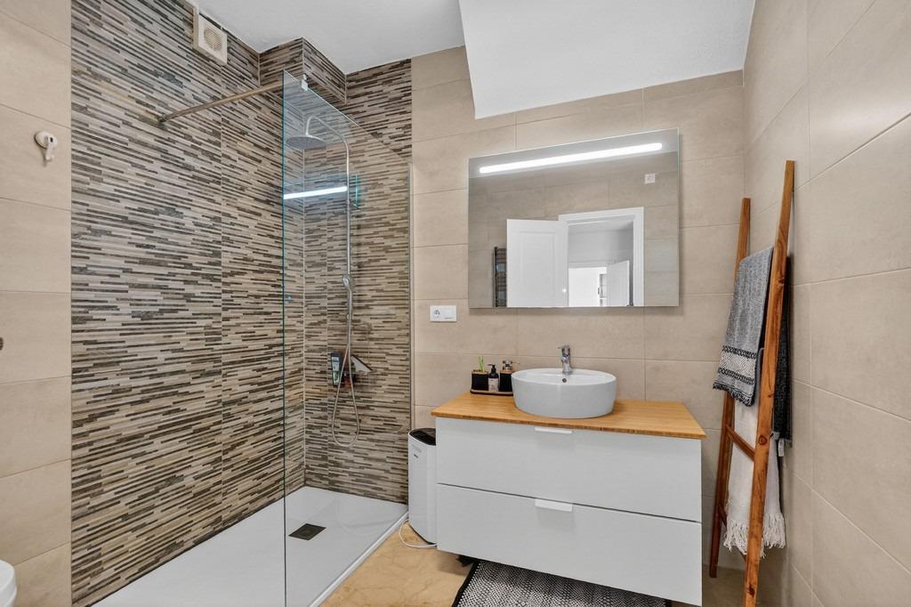 For sale - 4 Bedroom 3 Bathroom Villa in Villamartin - Las Ramblas  - Alicante