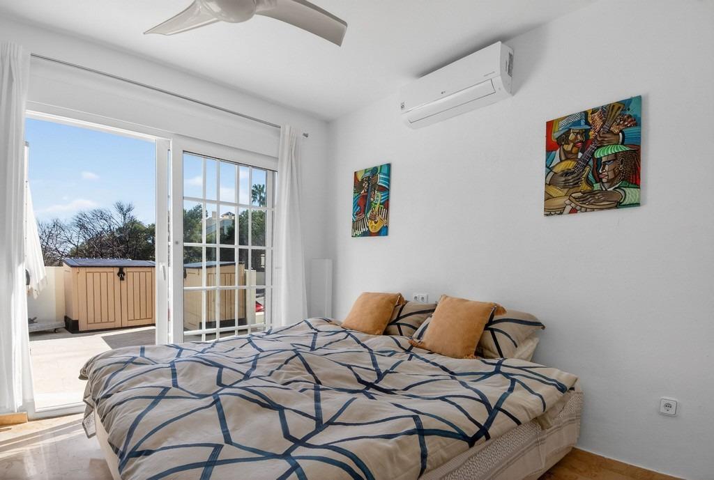 For sale - 4 Bedroom 3 Bathroom Villa in Villamartin - Las Ramblas  - Alicante