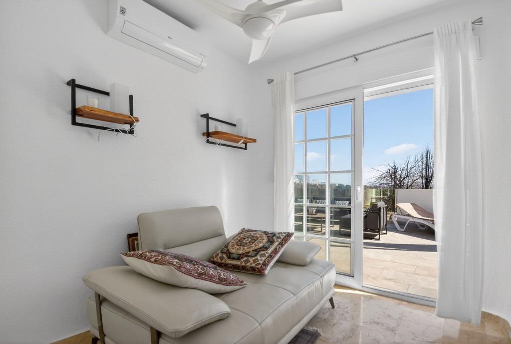 For sale - 4 Bedroom 3 Bathroom Villa in Villamartin - Las Ramblas  - Alicante