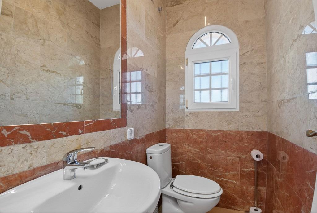 For sale - 4 Bedroom 3 Bathroom Villa in Villamartin - Las Ramblas  - Alicante