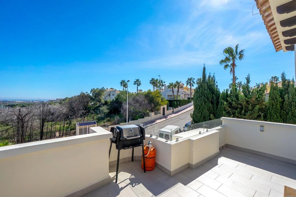 For sale - 4 Bedroom 3 Bathroom Villa in Villamartin - Las Ramblas  - Alicante