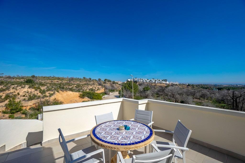 For sale - 4 Bedroom 3 Bathroom Villa in Villamartin - Las Ramblas  - Alicante