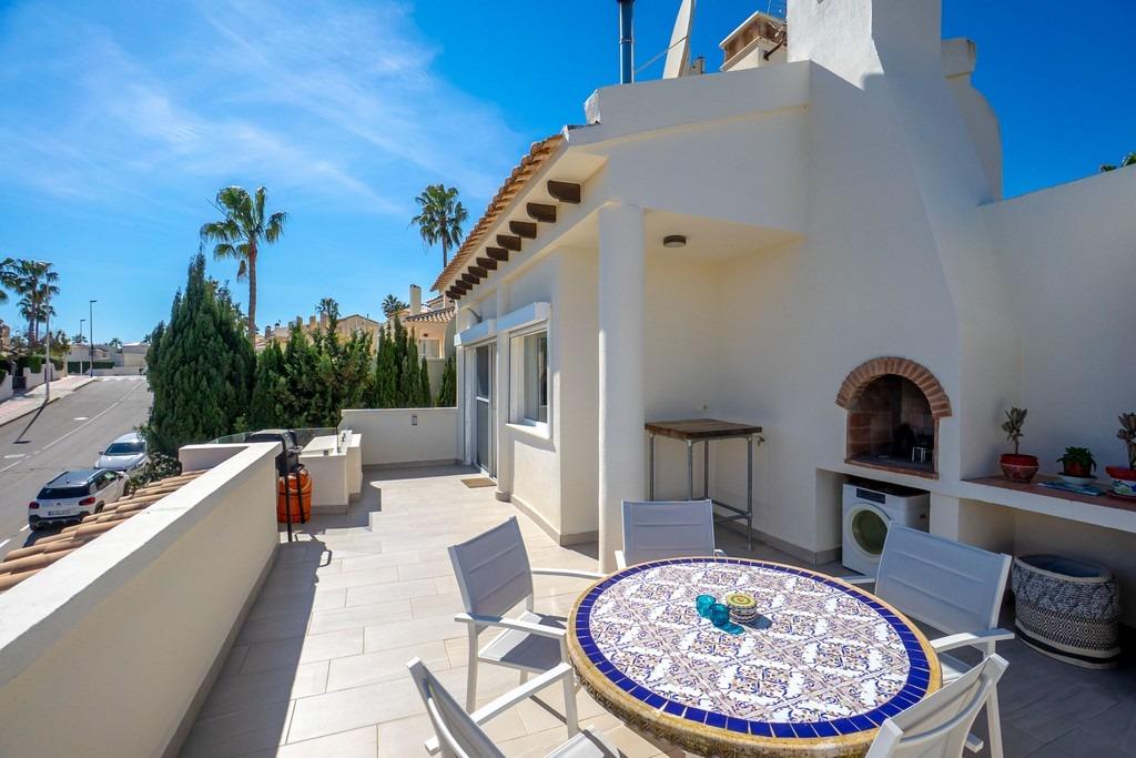 For sale - 4 Bedroom 3 Bathroom Villa in Villamartin - Las Ramblas  - Alicante