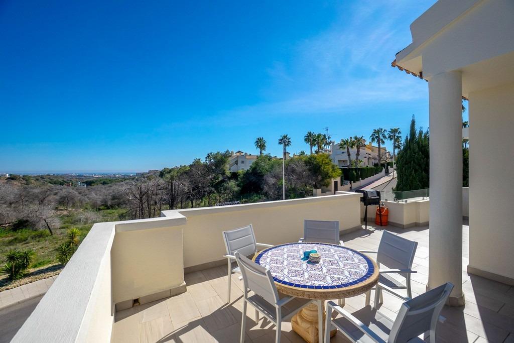 For sale - 4 Bedroom 3 Bathroom Villa in Villamartin - Las Ramblas  - Alicante