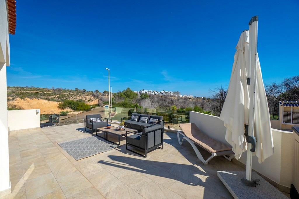 For sale - 4 Bedroom 3 Bathroom Villa in Villamartin - Las Ramblas  - Alicante