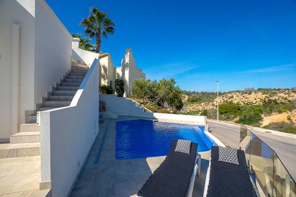 For sale - 4 Bedroom 3 Bathroom Villa in Villamartin - Las Ramblas  - Alicante