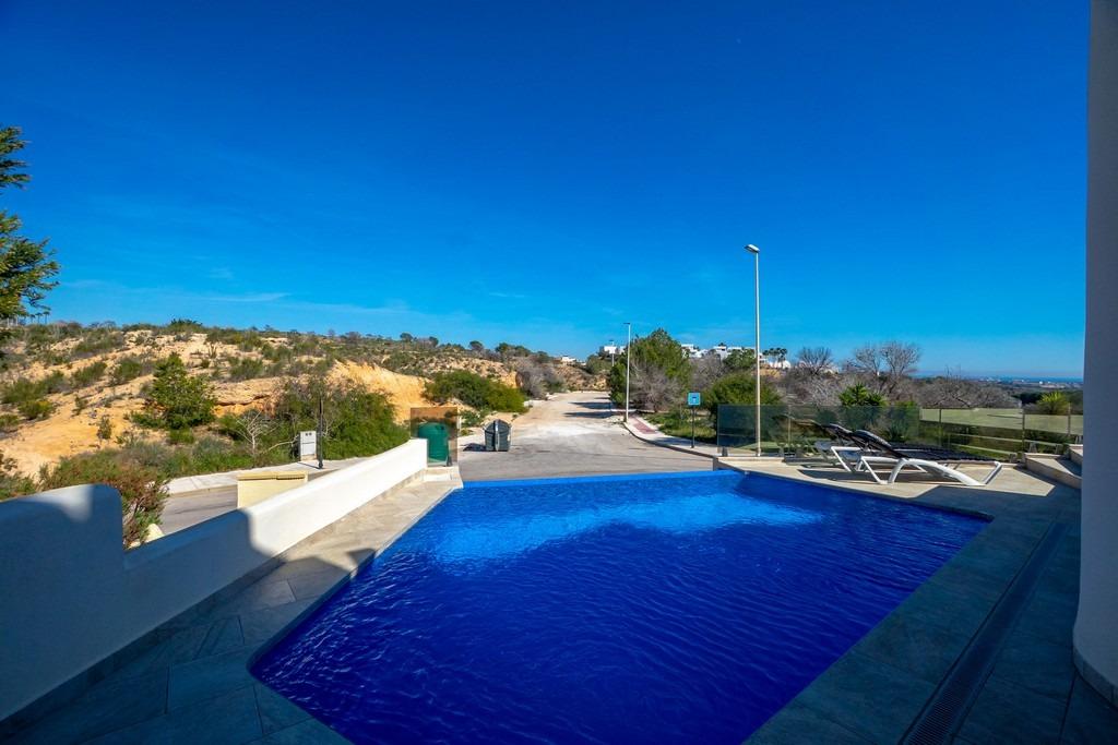 For sale - 4 Bedroom 3 Bathroom Villa in Villamartin - Las Ramblas  - Alicante