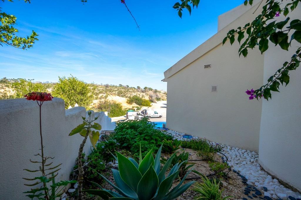 For sale - 4 Bedroom 3 Bathroom Villa in Villamartin - Las Ramblas  - Alicante