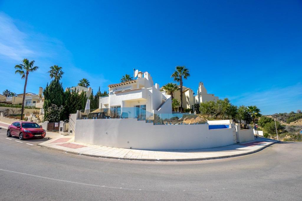 For sale - 4 Bedroom 3 Bathroom Villa in Villamartin - Las Ramblas  - Alicante