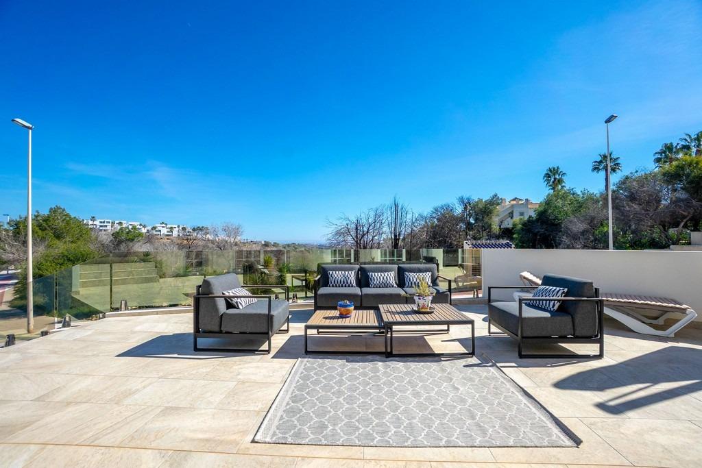 For sale - 4 Bedroom 3 Bathroom Villa in Villamartin - Las Ramblas  - Alicante