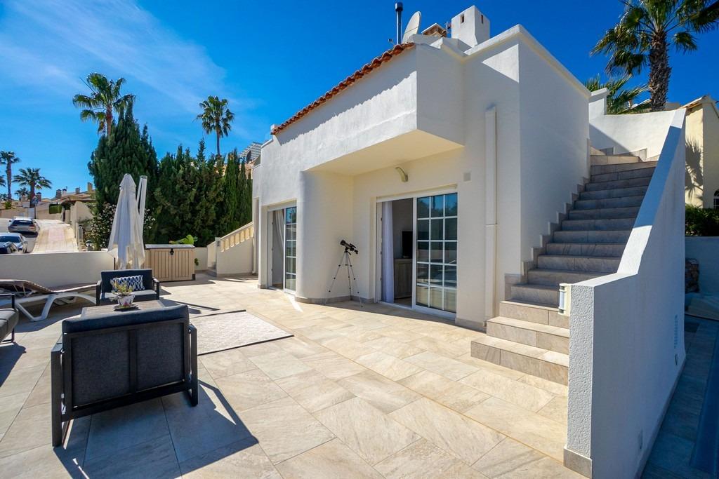 For sale - 4 Bedroom 3 Bathroom Villa in Villamartin - Las Ramblas  - Alicante