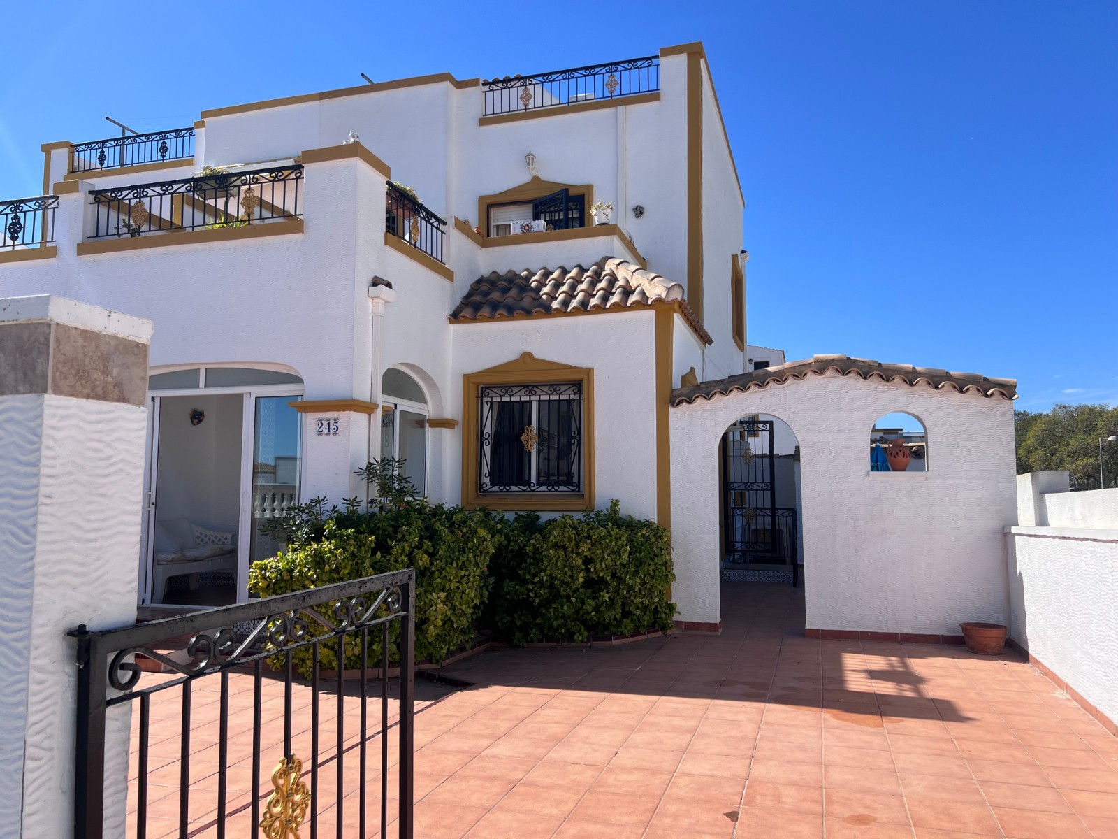 For sale - 3 Bedroom 2 Bathroom House in Vistabella Golf - Entre Naranjos Vistabella  - Alicante