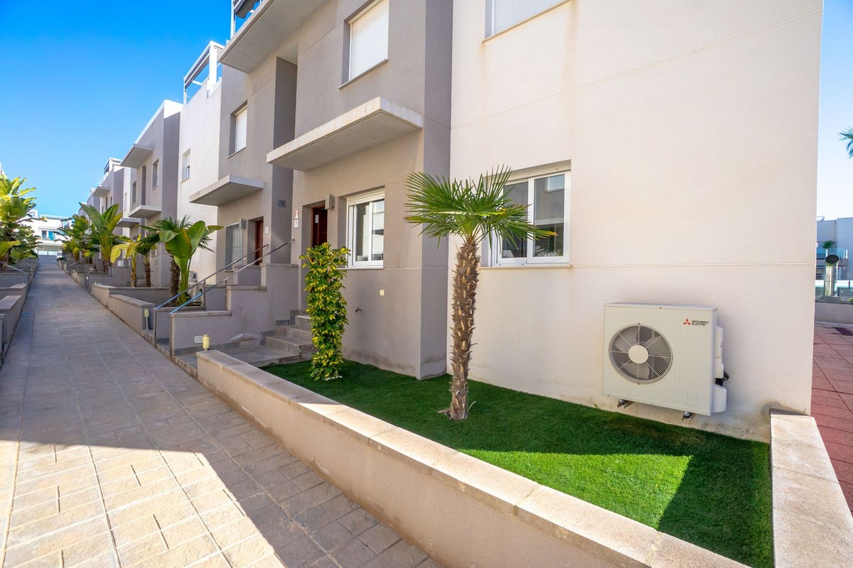 For sale - 2 Bedroom 2 Bathroom Apartment - Ground Floor Apartment in Torrevieja - Torrevieja Centro  - Alicante