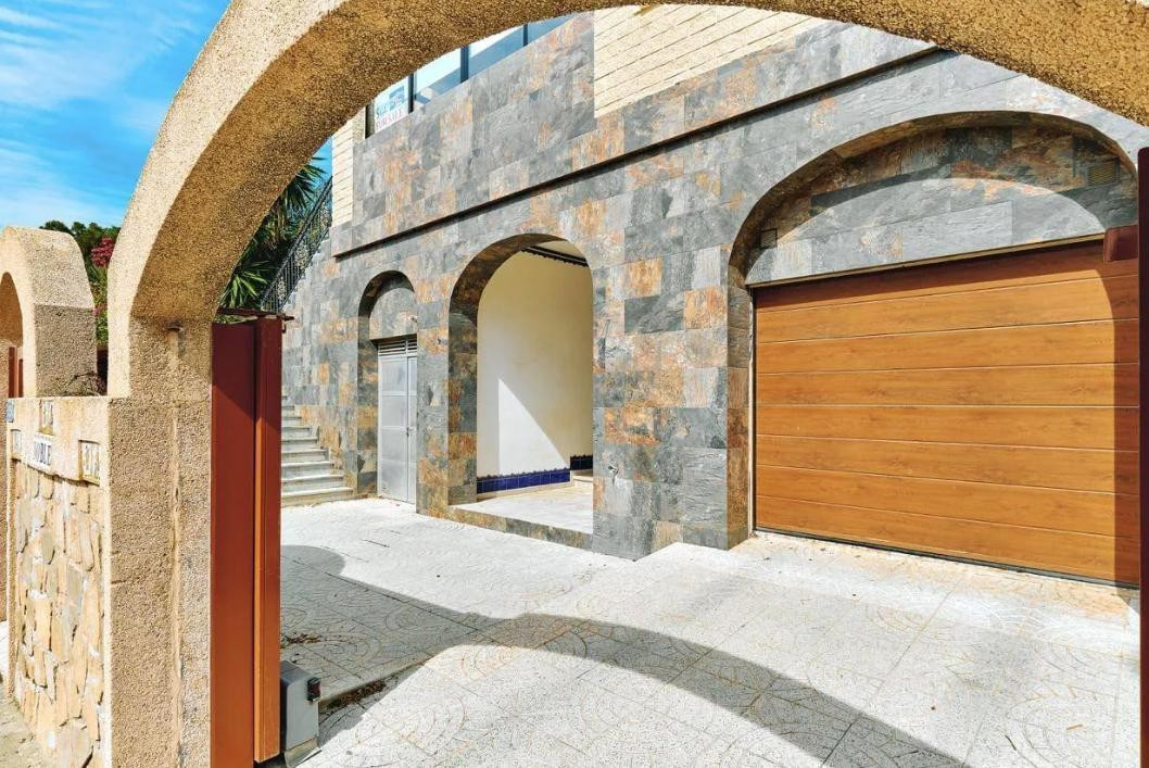 For sale - 5 Bedroom 3 Bathroom House - Detached Villa in Orihuela - Campoamor  - Alicante