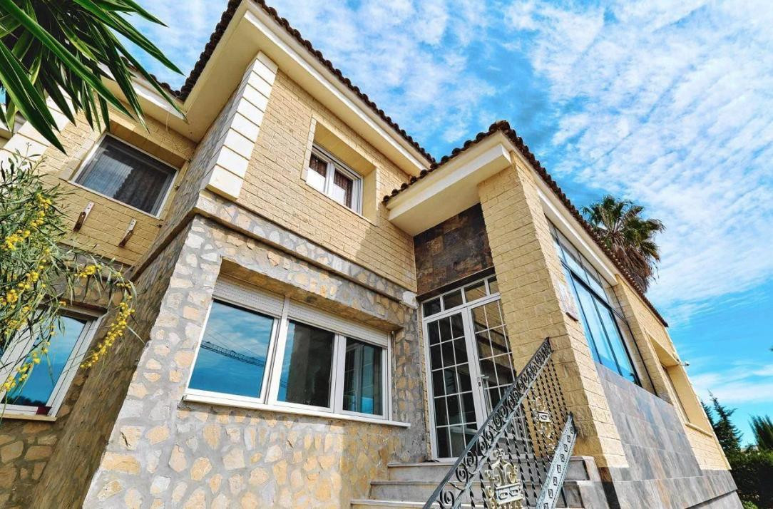 For sale - 5 Bedroom 3 Bathroom House - Detached Villa in Orihuela - Campoamor  - Alicante