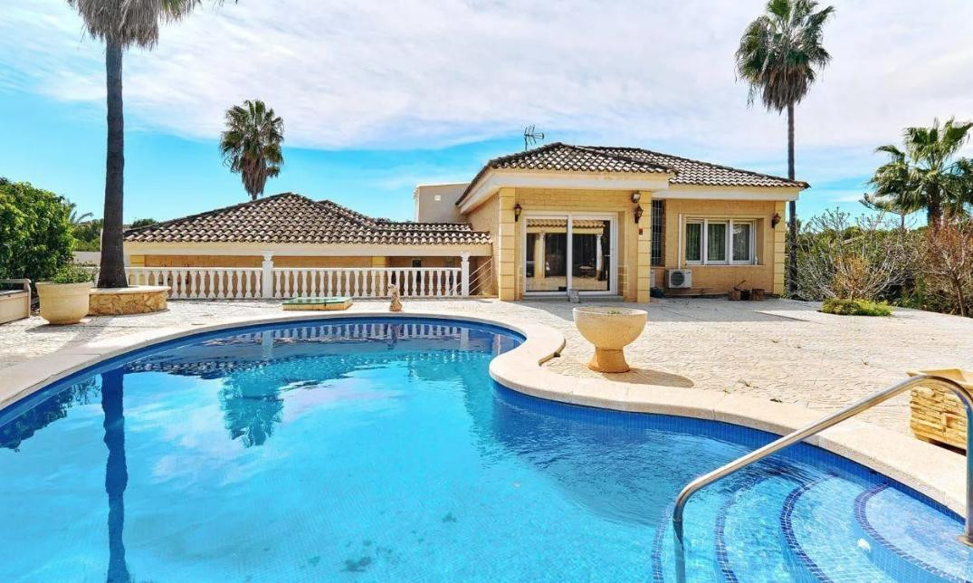 For sale - 5 Bedroom 3 Bathroom House - Detached Villa in Orihuela - Campoamor  - Alicante