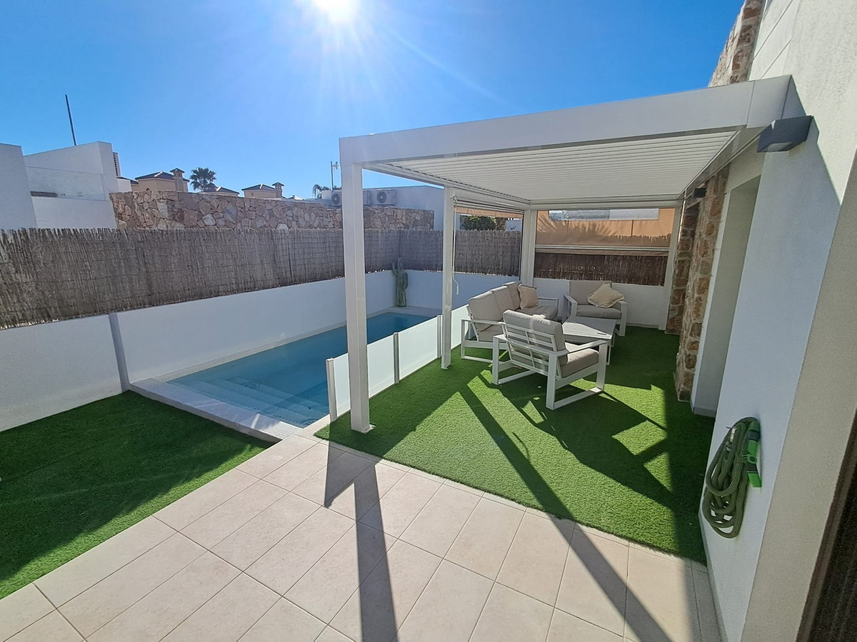 Sold - 3 Bedroom 2 Bathroom Detached Villa in Lomas de Cabo Roig - Cabo Roig  - Alicante