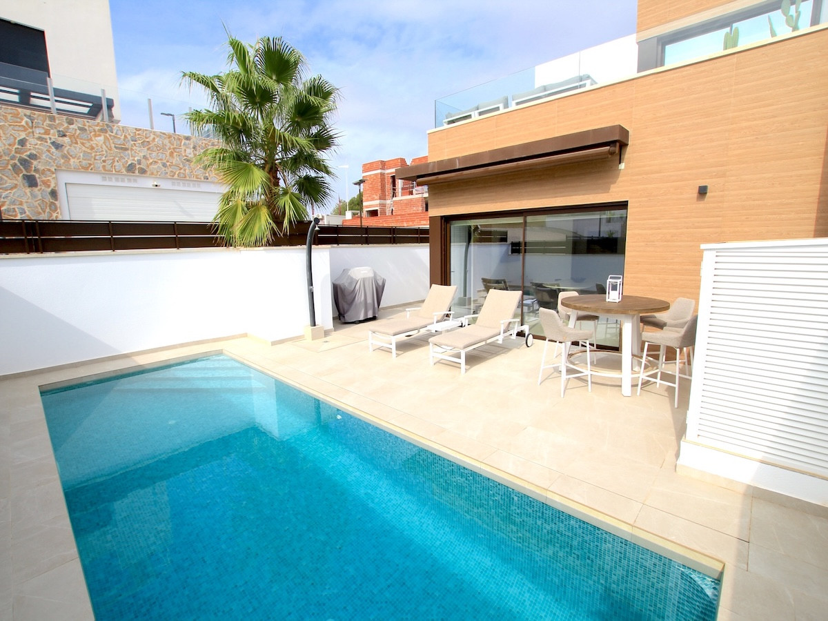 Sold - 3 Bedroom 4 Bathroom House - Detached Villa in Algorfa - Algorfa Centro  - Alicante