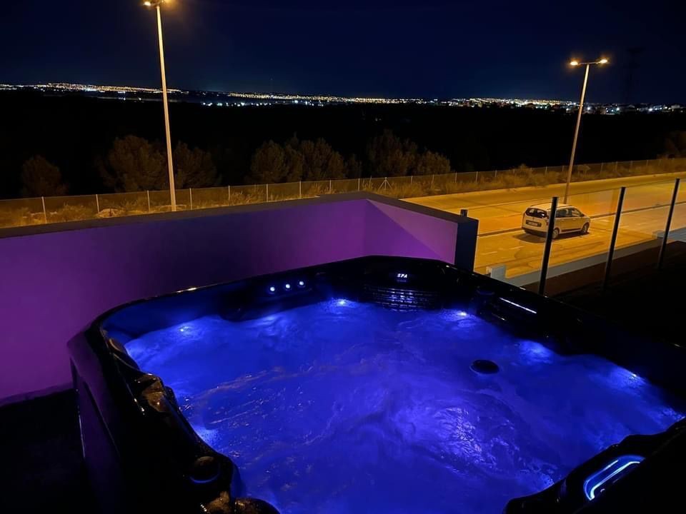 For sale - 3 Bedroom 2 Bathroom Villa in Villamartin - Costa Blanca  - Alicante