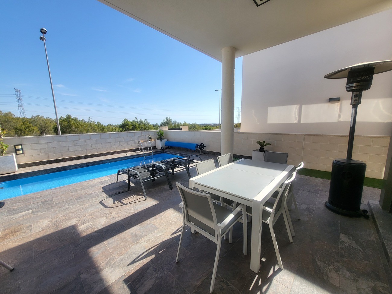 For sale - 3 Bedroom 2 Bathroom Villa in Villamartin - Costa Blanca  - Alicante