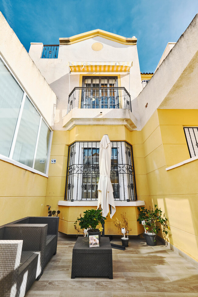 For sale - 3 Bedroom 1 Bathroom Semi Detached in Guardamar del Segura - El Raso  - Alicante