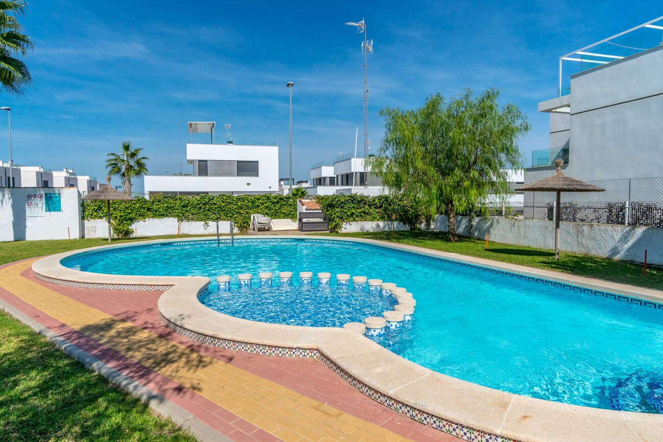 For sale - 2 Bedroom 1 Bathroom Semi Detached in Villamartin -  - Alicante