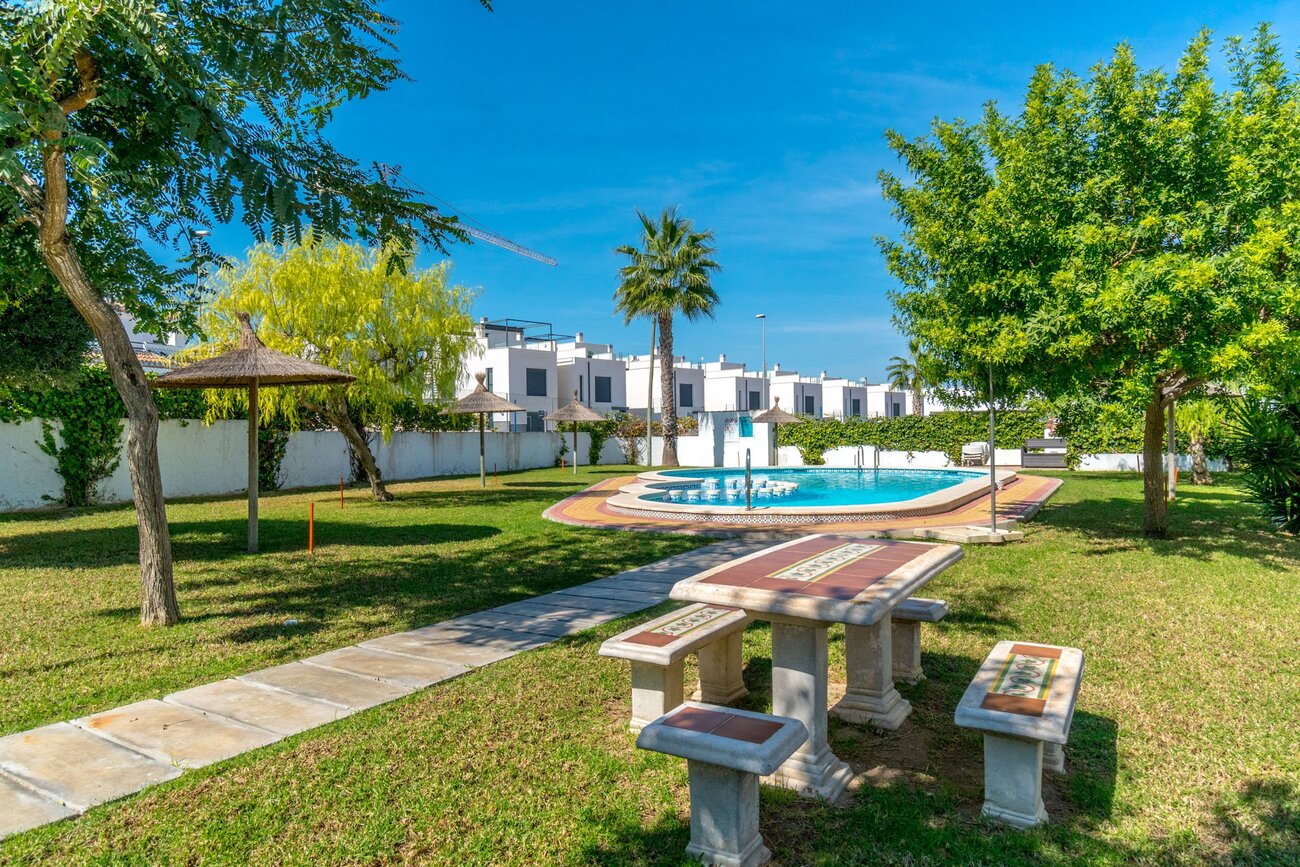For sale - 2 Bedroom 1 Bathroom Semi Detached in Villamartin -  - Alicante