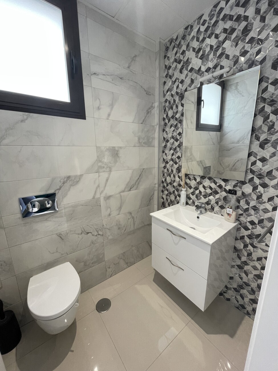 For sale - 2 Bedroom 1 Bathroom Semi Detached in Villamartin -  - Alicante