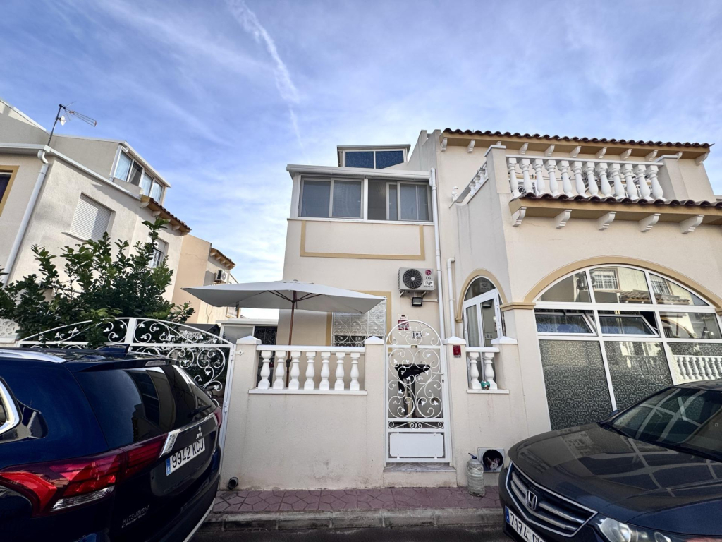 5 Bedroom 2 Bathroom Town House in Orihuela Costa