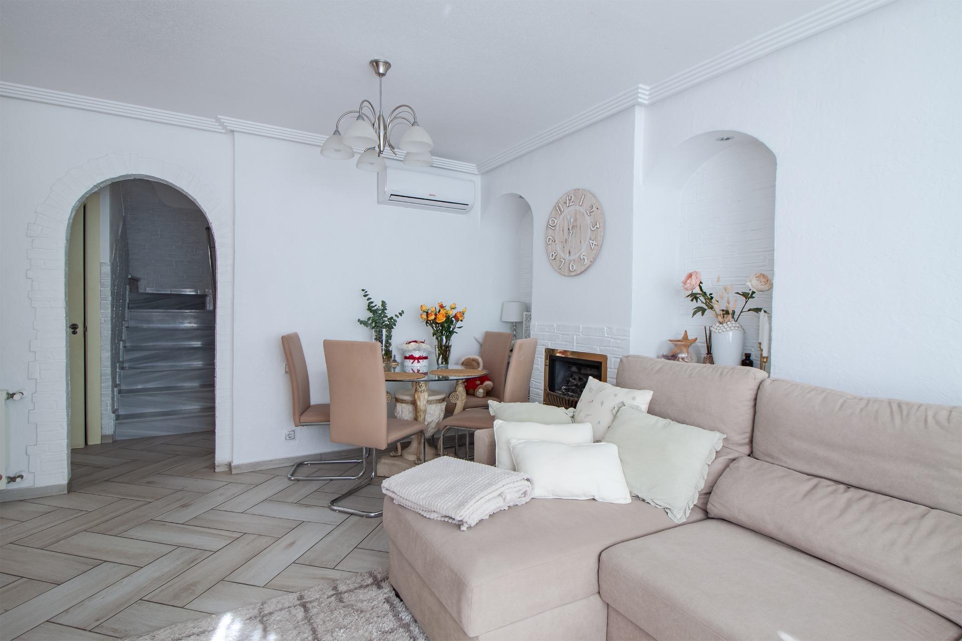 For sale - 4 Bedroom 1 Bathroom Villa in Orihuela Costa - Los Almendros-la Florida  - Alicante